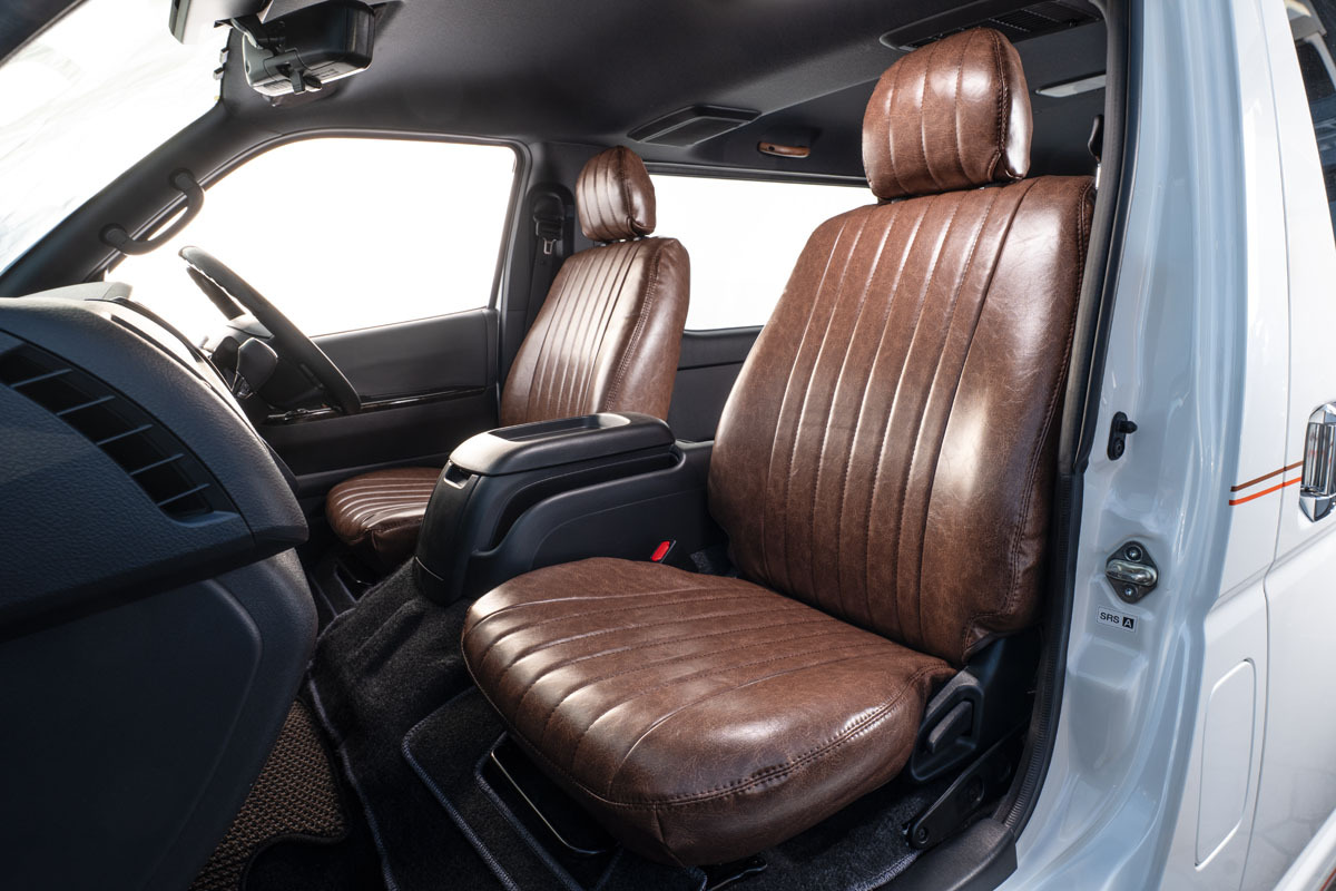 シートカバー クラシックグロッシー ハイエース装着イメージ　グロッシーブラウン