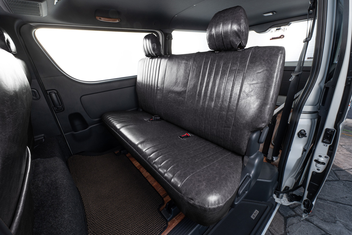 シートカバー クラシックグロッシー ハイエース装着イメージ　グロッシーブラック