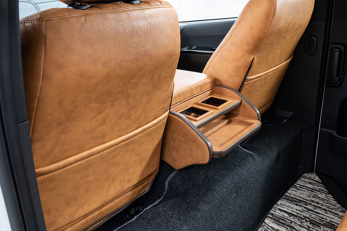 200系ハイエースS-GL用センターコンソール　クラシック　キャメル装着イメージ後部座席側