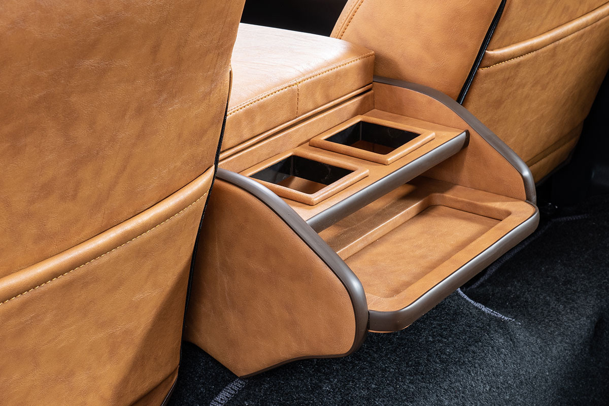 200系ハイエースS-GL用センターコンソール　クラシック　キャメル装着イメージ後部座席側