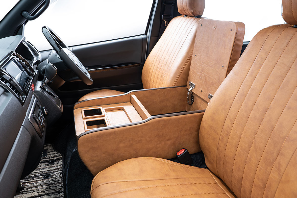 200系ハイエースS-GL用センターコンソール　クラシック　キャメル装着イメージ助手席側