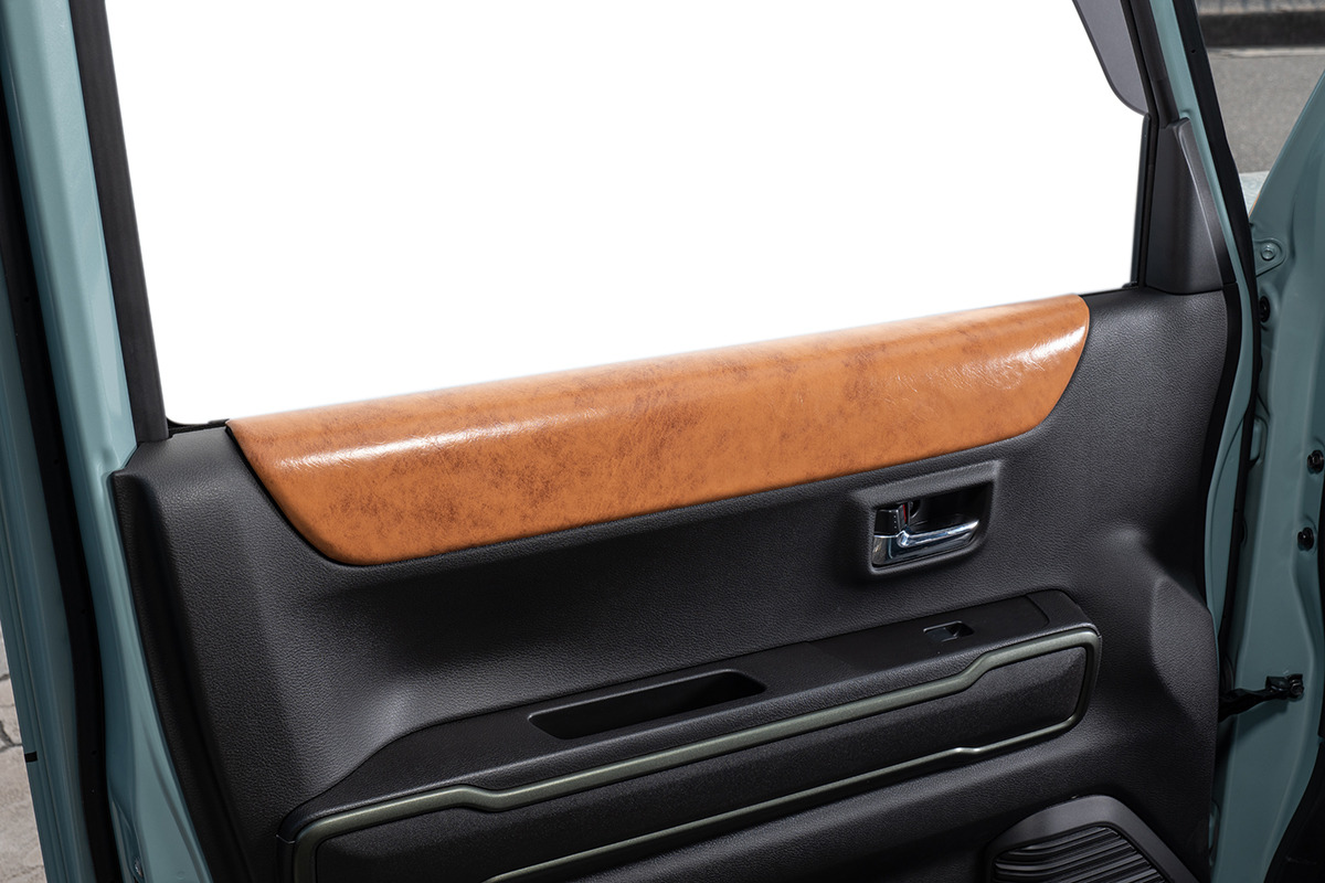 ハスラーのドアアクセント部分にアンティークレザーのパーツが設定されている。