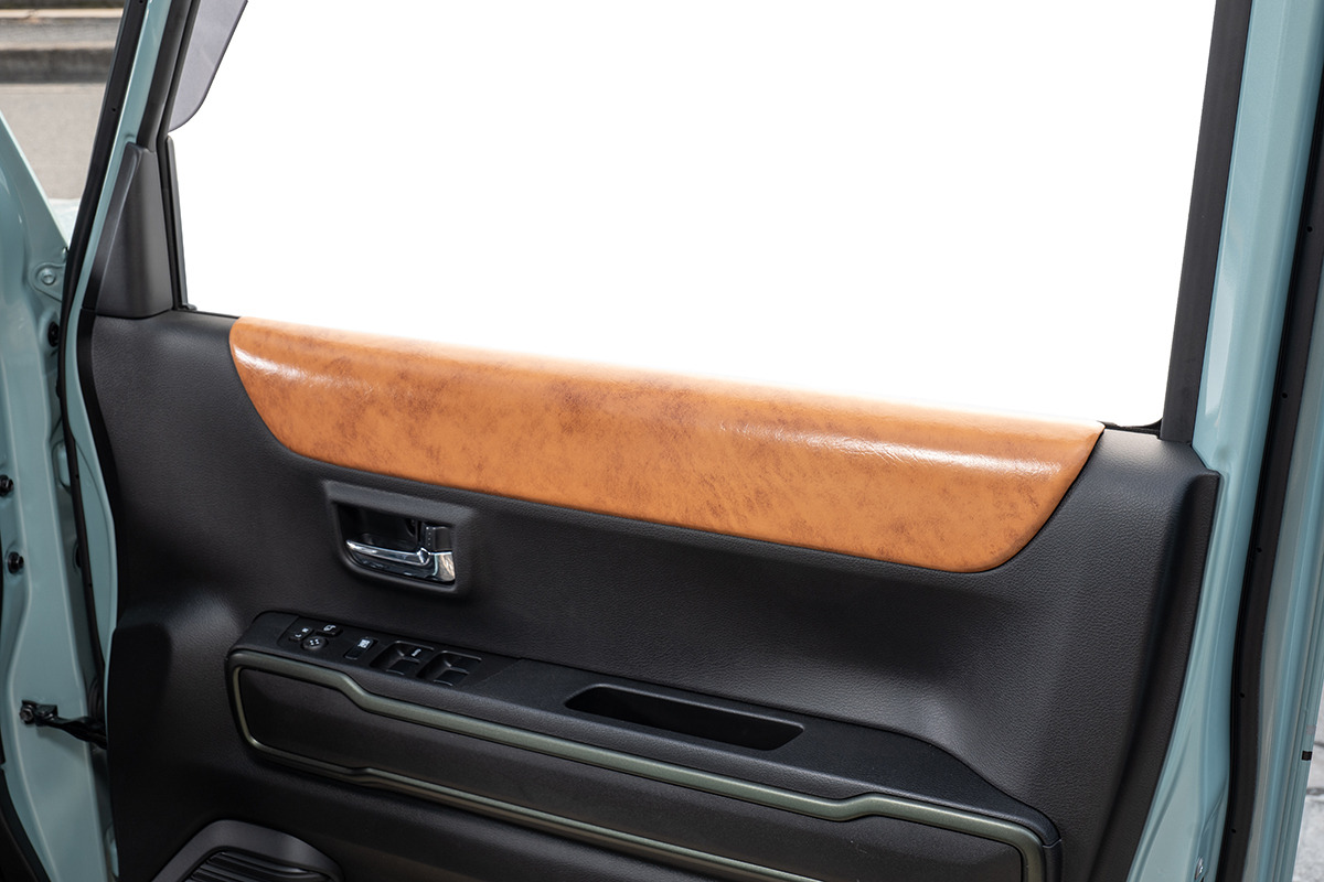 ハスラーのドアアクセント部分にアンティークレザーのパーツが設定されている。