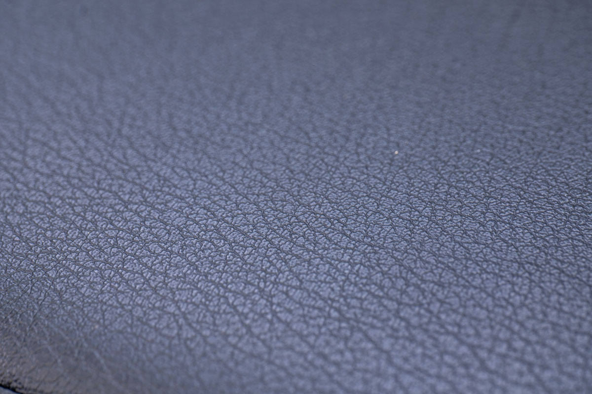 T.W.G シリーズに使用しているブラックレザーはグレイスオリジナル