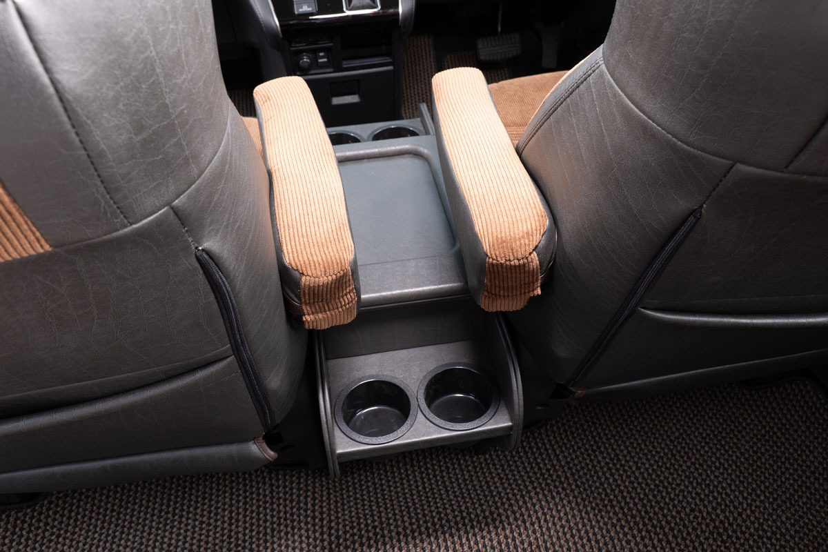 【デリカD5専用】センターコンソール アンティーク　ヴィンテージブラック　装着イメージ