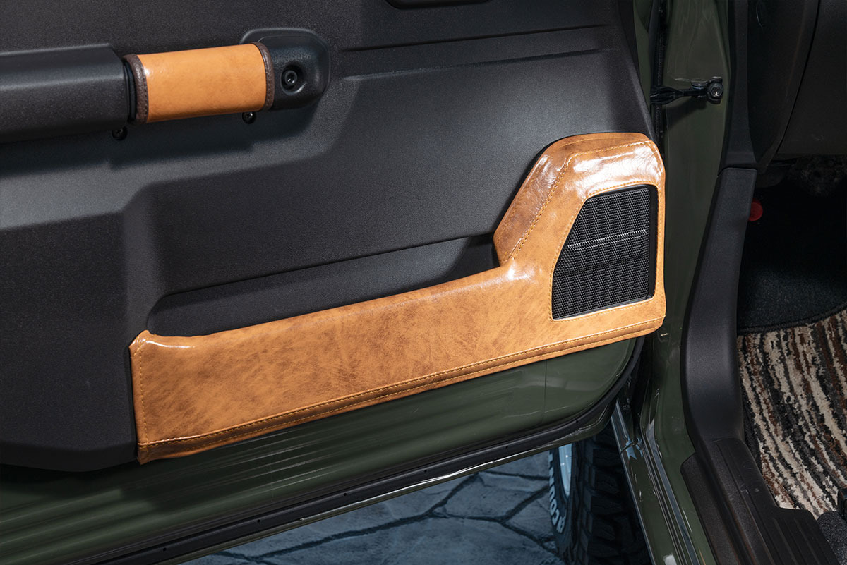 【ジムニーJB64/JB74専用】キックカバー  アンティークキャメル助手席側装着イメージ