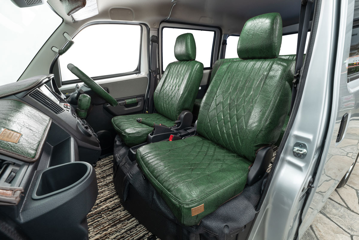 シートカバー  アンティークデザインD ボルドー S700ハイゼットカーゴ装着