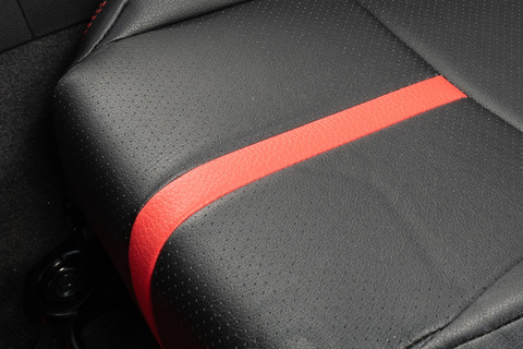 シートカバー 車種限定 GR86 & BRZ STANDARD spec.　シート座面にも赤のラインでスポーティさを演出