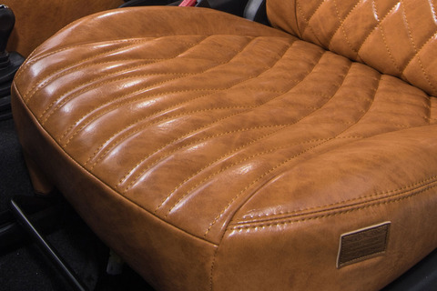 シートカバー  アンティークデザインD　キャメル 　ジムニー装着　運転席助手席座面部分詳細