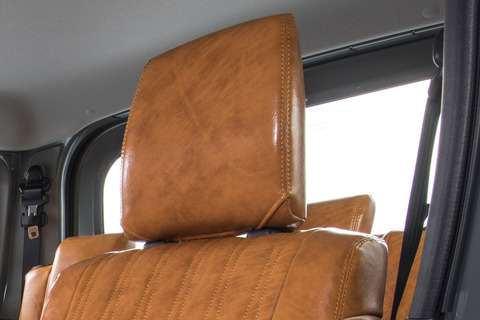 シートカバー  アンティークデザインD　キャメル 　ジムニー装着　運転席助手席ヘッドレスト部分詳細