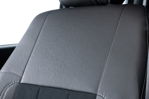 シートカバー車種限定 プライムシートカバー  200系ハイエース S-GL フロントノーマルタイプ 1台分プライムシートカバー  200系ハイエース S-GL フロントノーマルタイプ 　シート背面デザイン詳細　ベースに使われるレザーはグレイスオリジナルPVC。シートカバーの為にあしらわれたレザーが高級感を演出。