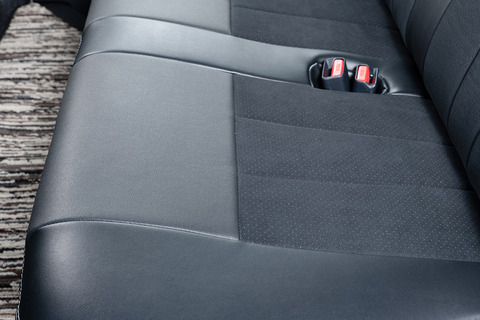 シートカバー車種限定 プライムシートカバー  200系ハイエース S-GL フロントノーマルタイプ 1台分　後部座席のデザインもクール