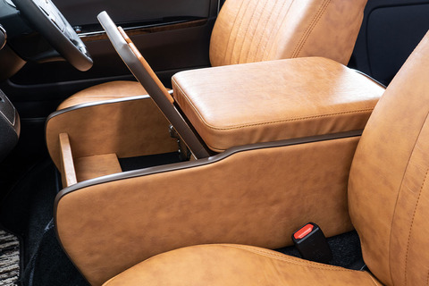 200系ハイエースS-GL用センターコンソール　クラシック　キャメル装着イメージ助手席側