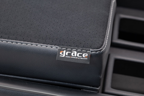 200系ハイエースS-GL用センターコンソール　プライム　アクセントにグレイスタグを装備