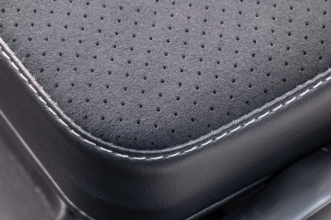 200系ハイエースS-GL用センターコンソール　プライム200系ハイエースS-GL用センターコンソール　プライム　アームレストサイドには別レザーを使用