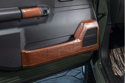 【ジムニーJB64/JB74専用】キックカバー  アンティークブラウン運連席側装着イメージ