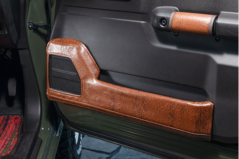 【ジムニーJB64/JB74専用】キックカバー  アンティークブラウン運連席側装着イメージ