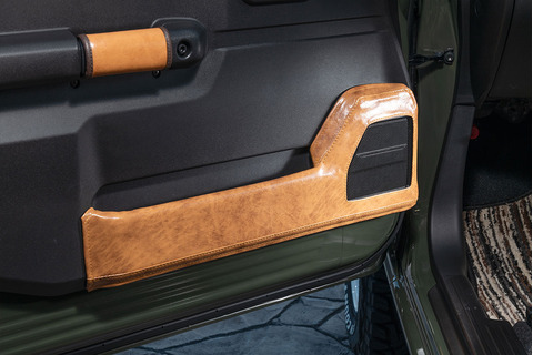 【ジムニーJB64/JB74専用】キックカバー  アンティークキャメル助手席側装着イメージ