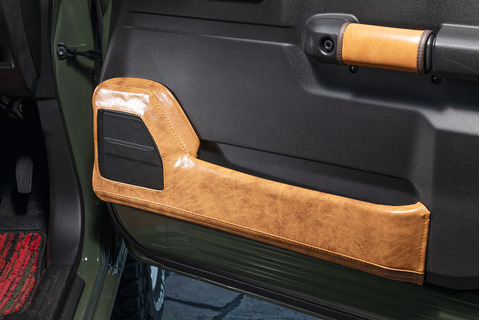 【ジムニーJB64/JB74専用】キックカバー  アンティークキャメル運連席側装着イメージ