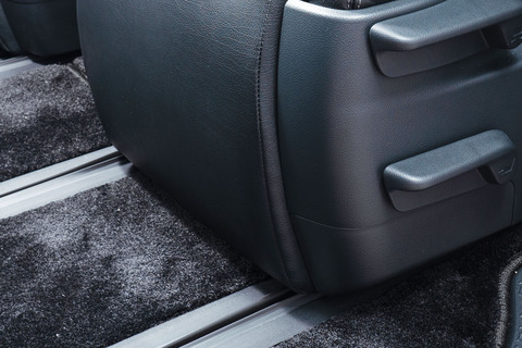 シートカバー 車種限定 90ノア＆ヴォクシーフットレスト収納時細部