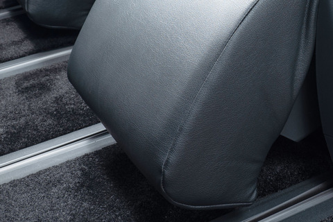 シートカバー 車種限定 90ノア＆ヴォクシーフットレスト細部