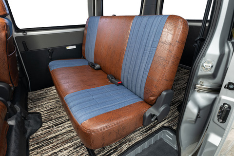 タウンエース　シートカバー  アンティークデニム　ブラウン後部座席