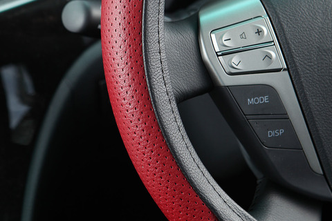 SD EDITION ステアリングカバーパンチングレザーがスポーティーさを感じさせるデザイン