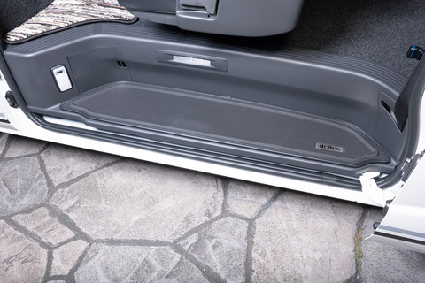 ハイエース200系用　3Dステップマット【手動スライドドア】助手席側装着イメージ