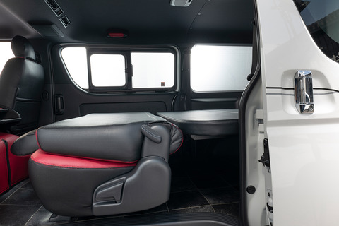 200系ハイエース標準 S-GLベッドキット ブラックレザー　後部座席を倒し、高さを合わせた状態