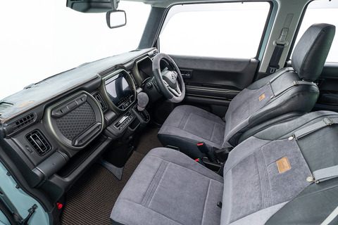 ハスラーのドアアクセント部分にコーデュロイ生地のパーツが設定されている。