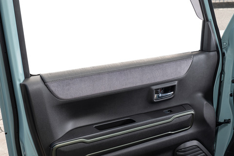 ハスラーのドアアクセント部分にコーデュロイ生地のパーツが設定されている。