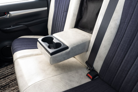 125ハイラックス シートカバー アンティークデニム インディゴ　ホワイトスモーク ドリンクカップホルダー詳細