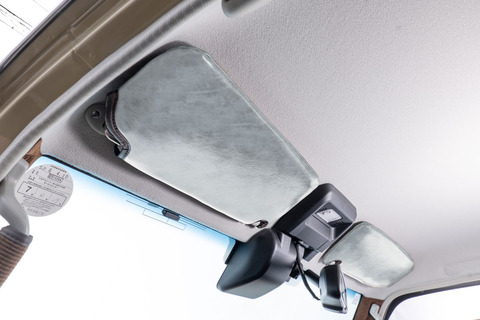 ランドクルーザー７０再再販モデルサンバイザーカバーアンティークホワイトスモーク装着イメージ