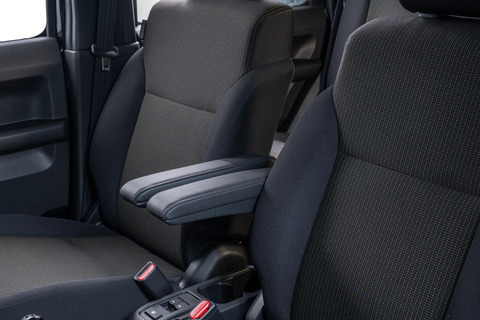 【JB64ジムニー/JB74ジムニーシエラ/JC774ジムニーノマド】プレミアムアームレスト 装着イメージ