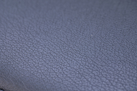 T.W.G シリーズに使用しているブラックレザーはグレイスオリジナル