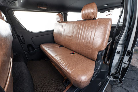 シートカバー クラシックグロッシー ハイエース装着イメージ　グロッシーラテ