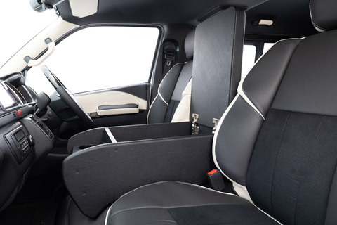 200系ハイエース標準S-GLナロー用シンプルセンターコンソール　装着イメージ