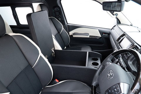 200系ハイエース標準S-GLナロー用シンプルセンターコンソール　装着イメージ