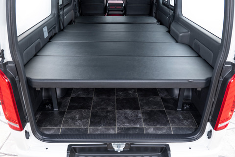 200系ハイエース標準 S-GLベッドキット ブラックレザー　後部座席を倒した状態