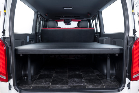 200系ハイエース標準 S-GLベッドキット ブラックレザー　一番低く設定した場合