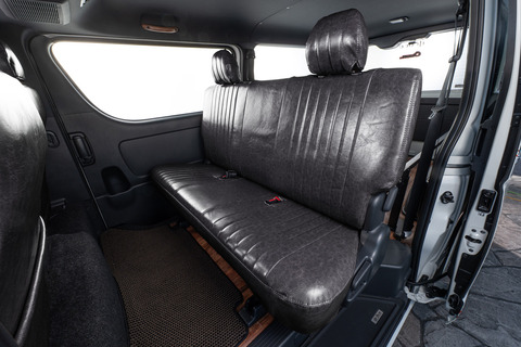 シートカバー クラシックグロッシー ハイエース装着イメージ　グロッシーブラック