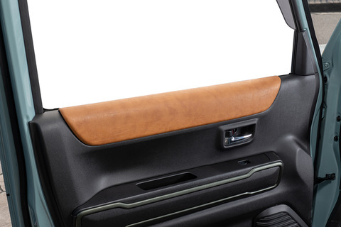ハスラーのドアアクセント部分にクラシックレザーのパーツが設定されている。