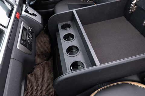 200系ハイエースワゴンGL グランドキャビン用シンプルセンターコンソール　装着イメージ