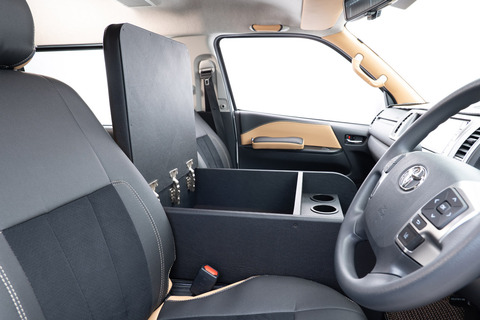 200系ハイエースワゴンGL グランドキャビン用シンプルセンターコンソール　装着イメージ