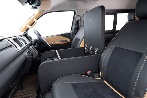 200系ハイエースワゴンGL グランドキャビン用シンプルセンターコンソール　装着イメージ200系ハイエースワゴンGL グランドキャビン用シンプルセンターコンソール　装着イメージ