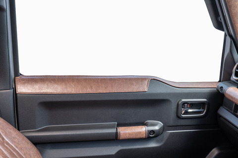 【ジムニーJB64/JB74専用】アクセントライン　フロントドア左右セット　 クラシックグロッシー　ブラウン　装着イメージ