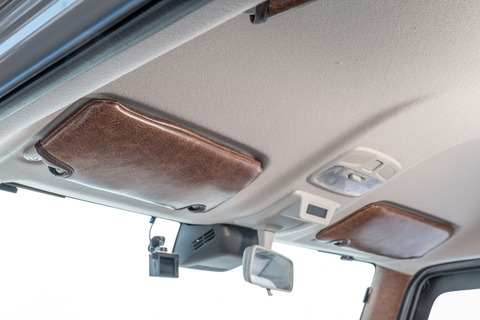 【ジムニーJB64/JB74専用】サンバイザーカバー クラシックグロッシー　ブラウン　装着イメージ【ジムニーJB64/JB74専用】サンバイザーカバー クラシックグロッシー　ブラウン　装着イメージ