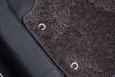 運転席部分は純正の取付金具に対応しています