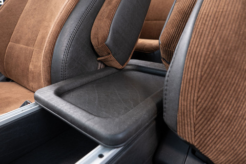 【デリカD5専用】センターコンソール アンティーク　ヴィンテージブラック　装着イメージ