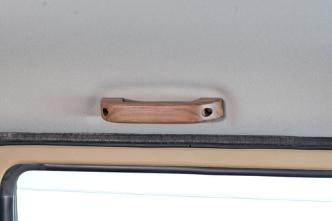 【タウンエース/S700 アトレー/ハイゼットカーゴ専用】 天井アシストグリップ １本 ウォールナット 装着イメージ